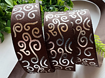 Лента репсовая с серебристыми завитками, цвет шоколадный, ширина 25мм